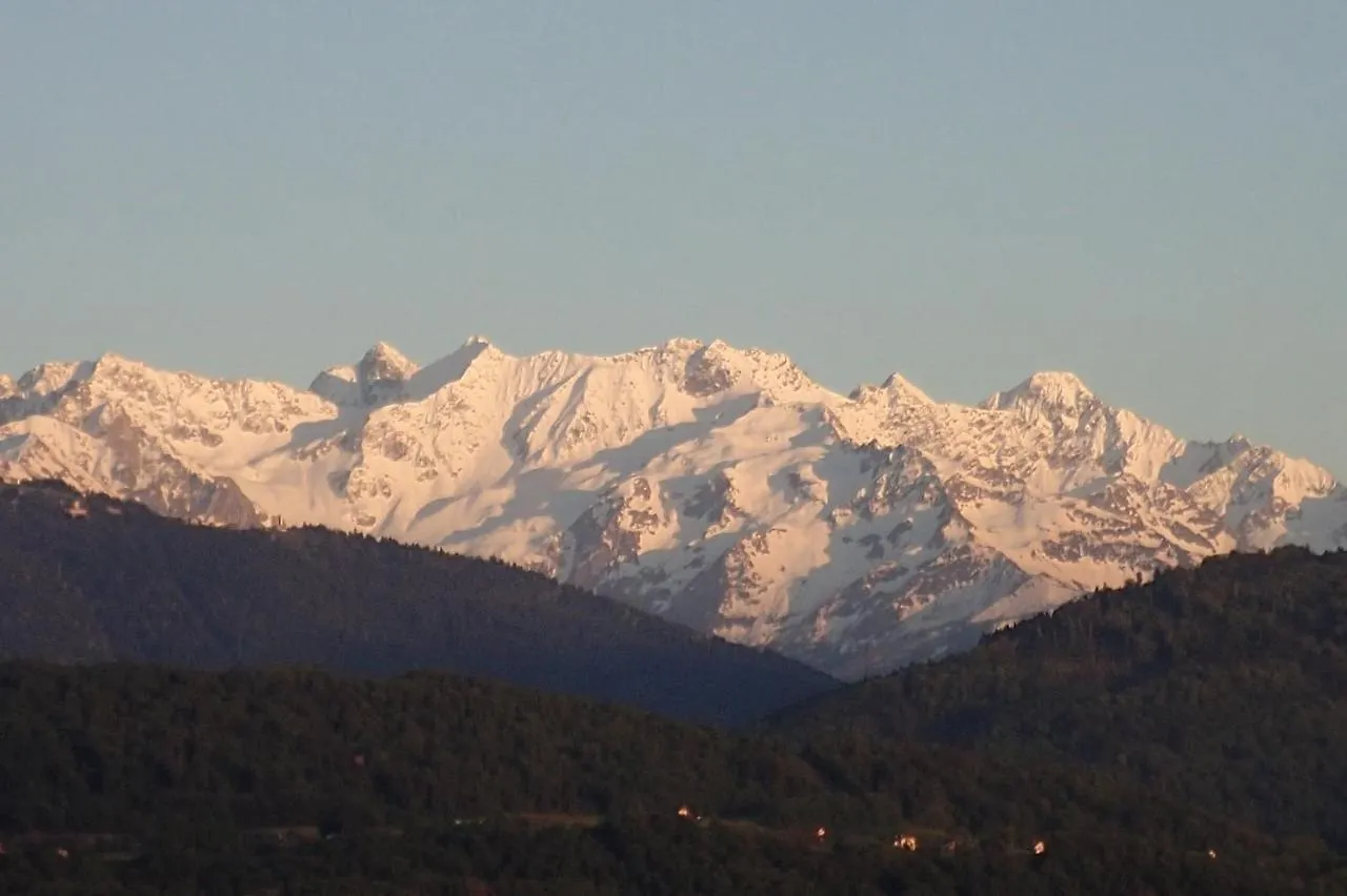 Le Belvedere : Chambres Et Table D'Hotes Montmelian Bed & Breakfast